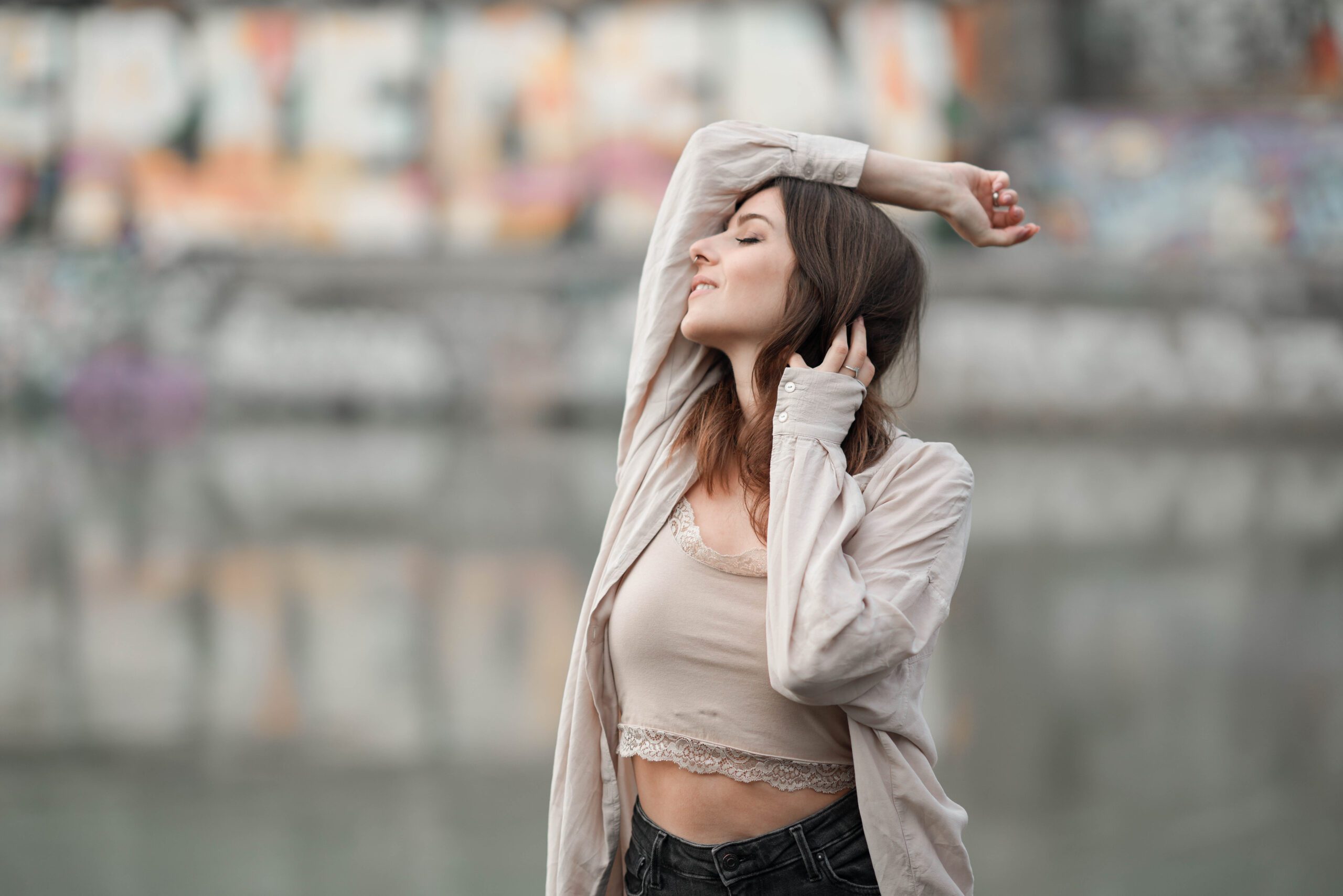 Tina Wittholm vor Donaukanal in Wien