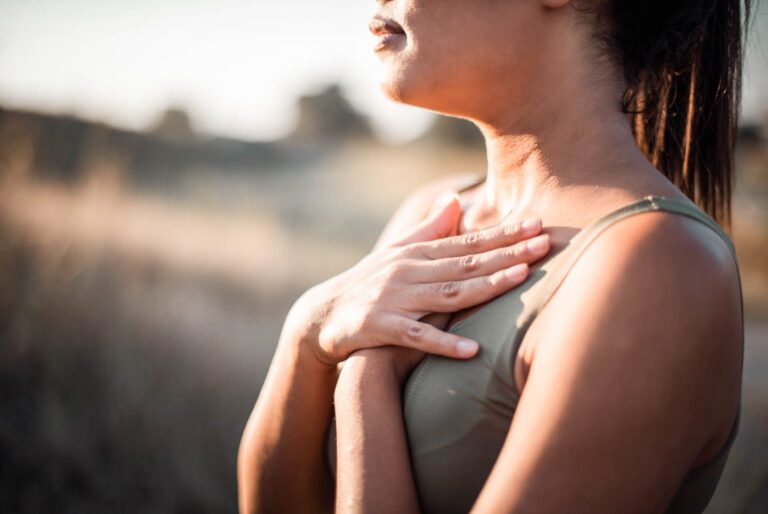 Person die Hände auf Herz hat
